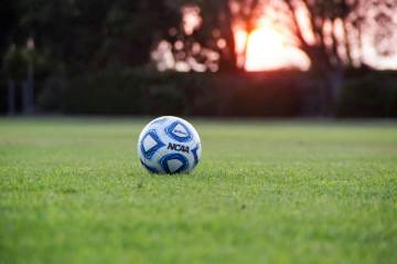 阿根廷霸占脏热搜第一！名记犀利发声：红牌缓刑乱象，FIFA遭全网怒斥（配图示意）